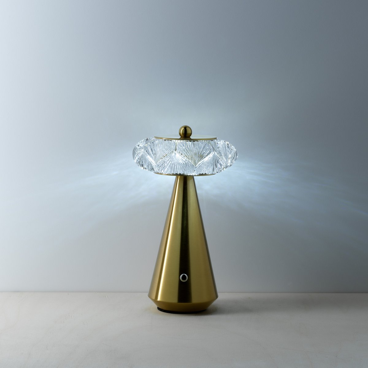 Diamond Diva sladdlös LED-bordslampa i järn