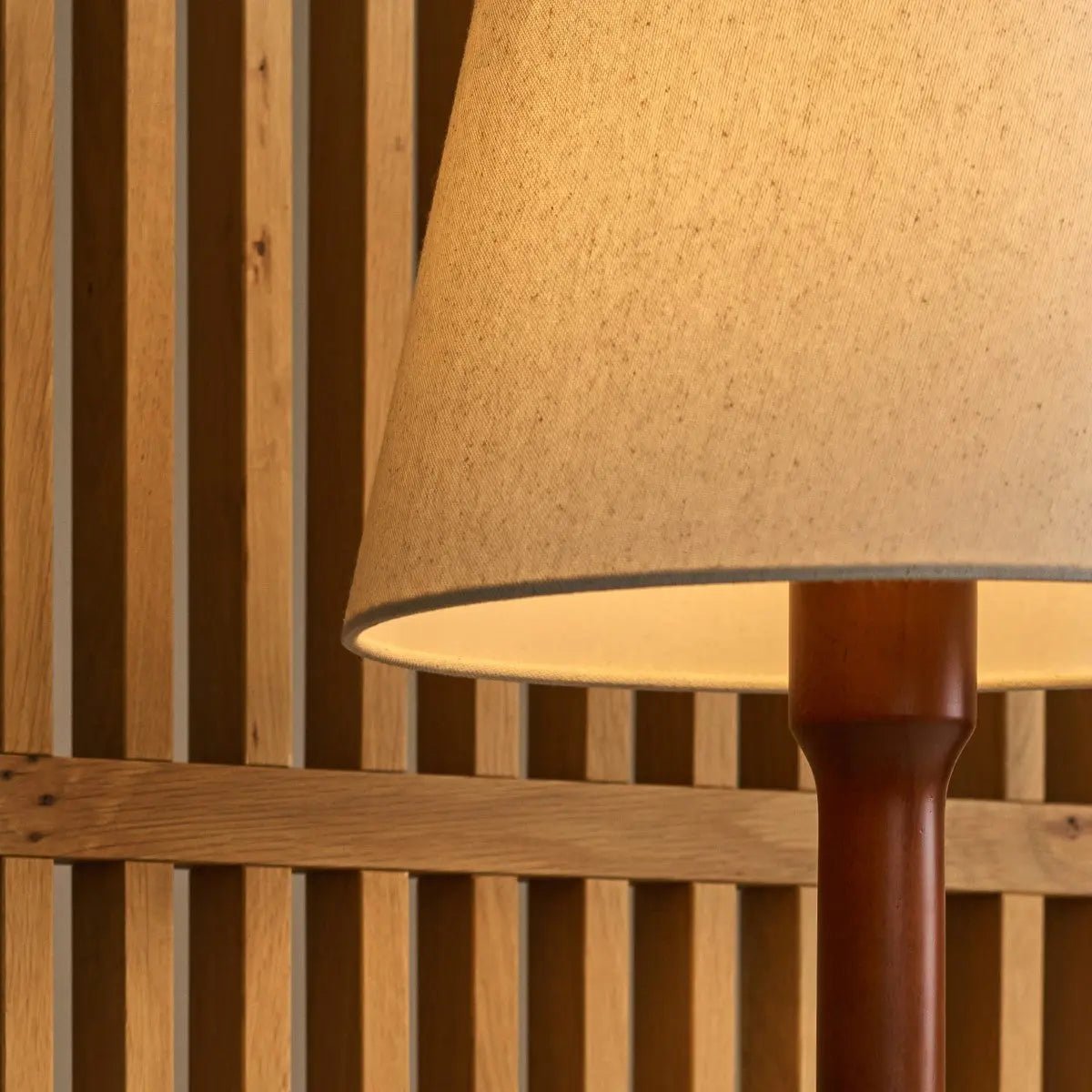 Nova Kastanjebrun Träbordslampa med Tygskärm