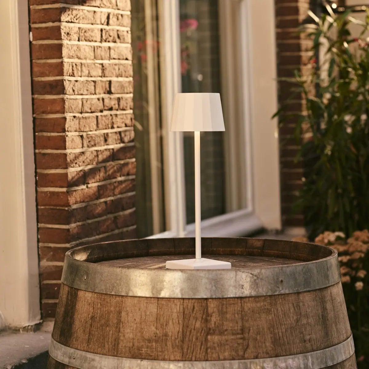 William Vit Sladdlös Bordslampa