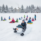 Pojke åker på snögubbe i pulkabacke
