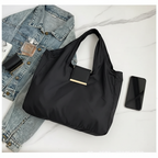 Svart väska elegant flatlay